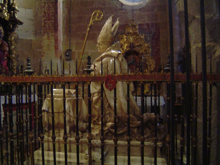 Subasta de regalos en el Atrio de San Segundo