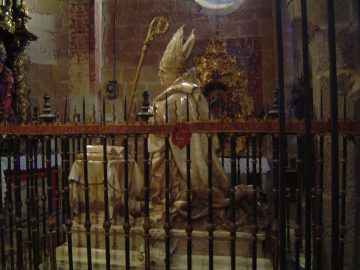 Subasta de regalos en el Atrio de San Segundo