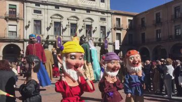 Pasacalles, gigantes y cabezudos y concentración de peñas